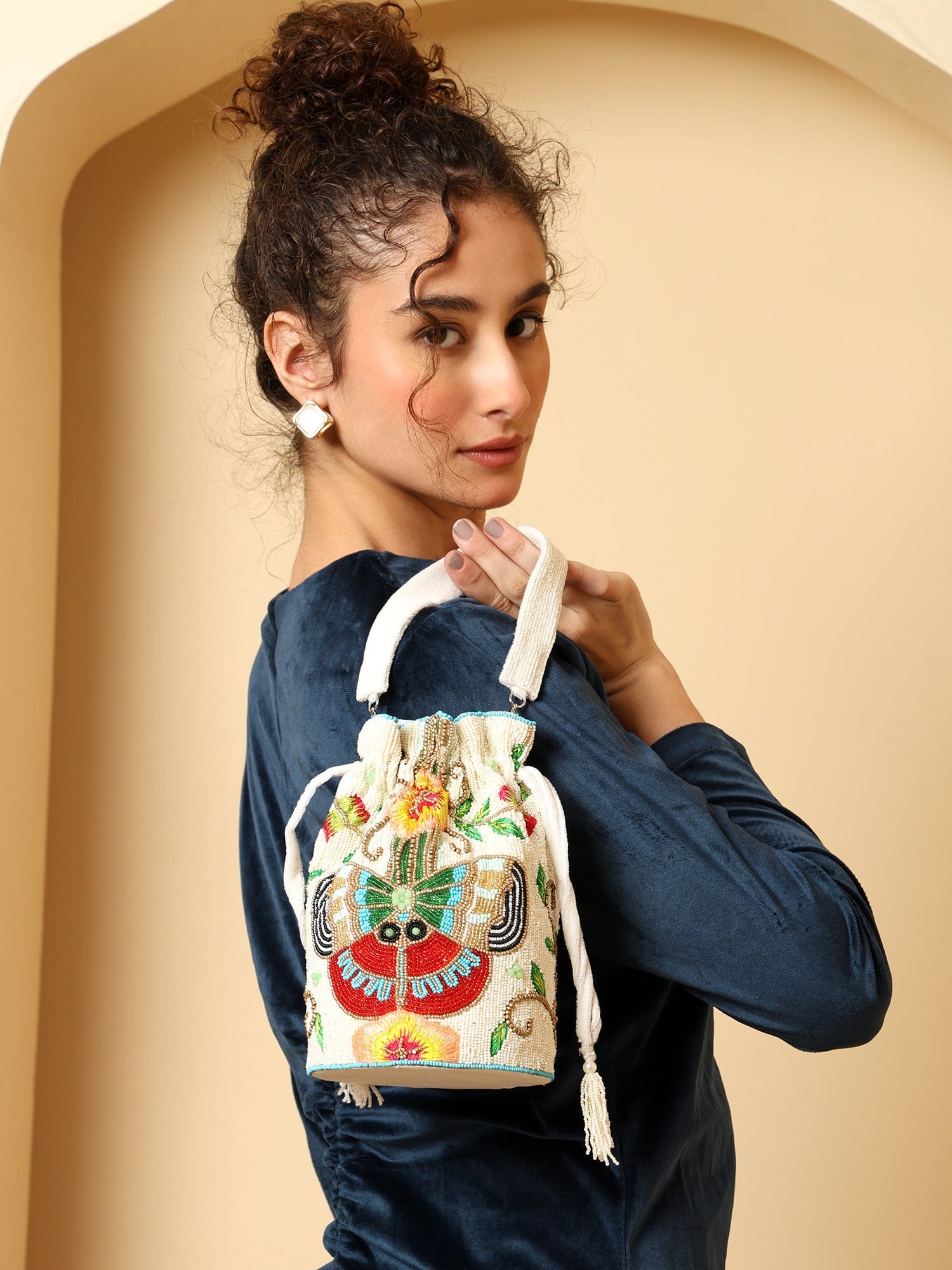 Parwana White Potli